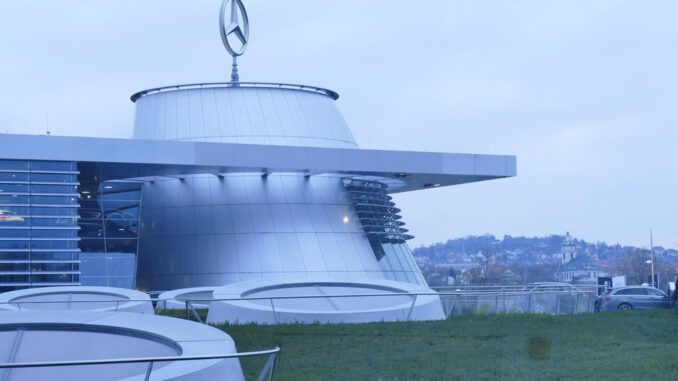 Autoindustrie: Geschäftsklima sinkt deutlich wegen schwacher Erwartungen und Materialengpässe Autoindustrie: Geschäftsklima sinkt deutlich wegen schwacher Erwartungen und Materialengpässe