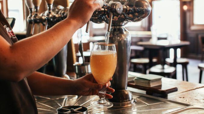 Bierabsatz 2025 fällt erstmals unter 8 Milliarden Liter und verzeichnet stärksten Rückgang seit 1993