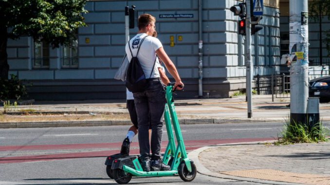 E Scooter werden privat häufiger genutzt: 1,4 Millionen Geräte in deutschen Haushalten 2023