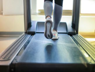 Rund ein Viertel der Haushalte besitzt ein Fitnessgerät, häufiger in wohlhabenderen Familien