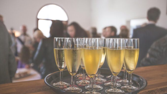 Schaumweinabsatz in Deutschland sinkt Verbrauch pro Kopf 2024 bei 4,8 Flaschen