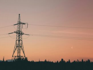 Stärkere Hitze und Unwetter erhöhen Risiko für Stromunterbrechungen, zeigt Analyse